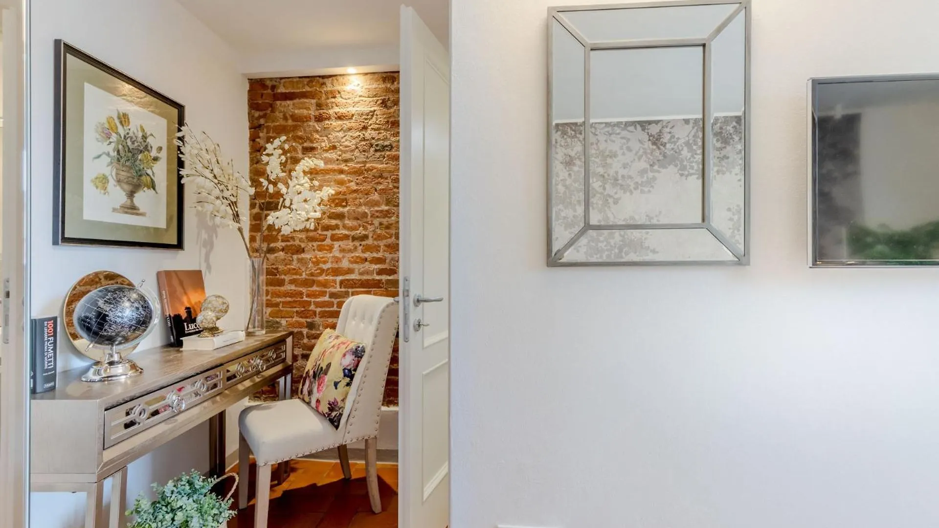 Casa Colosseum, A Million Dollar'S View: The Lucca Colosseum. Luxury 1 Bedroom 1 Bathroom Apartment